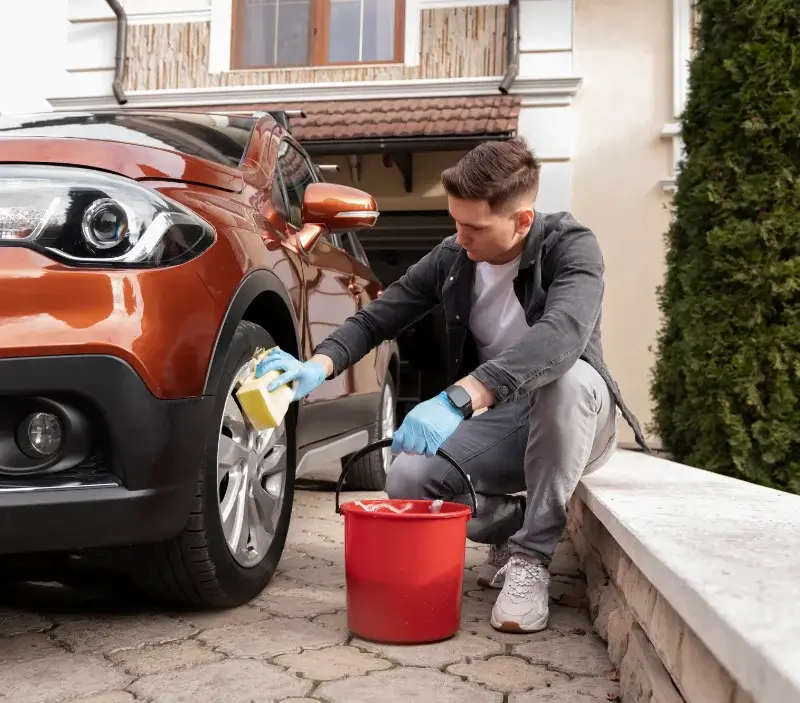 Lavage auto à domicile Guérard : professionnel intervenant sur un véhicule